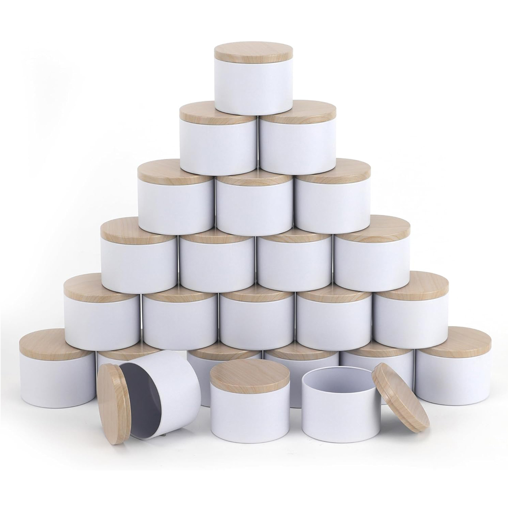 Candle Making Homewood - Weiße Kerzendosen mit Metalldeckeln mit Holzmaserung-Druck.